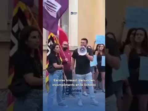 Treballadores de les escoles bressol de Blanes es concentren davant el ple per denunciar incompliments en la licitació del servei